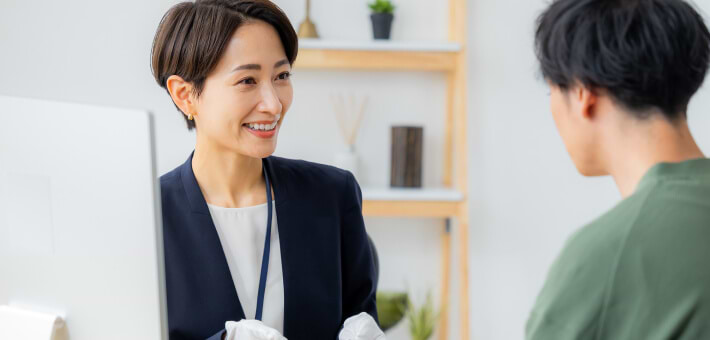 商談している女性