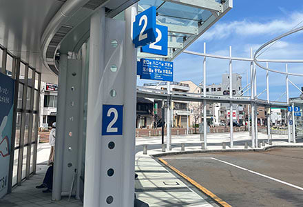 小松駅バス停2番乗り場より、北鉄加賀バスにご乗車ください。