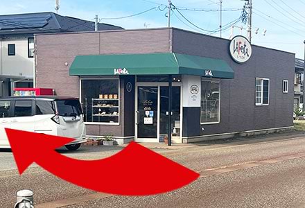 右手にパン屋「ラ・フェスタ」さんが見えたら、次の角を右へ曲がります。