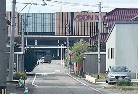 そのまま直進すると、イオンモール新小松店が見えてきます。<br />
