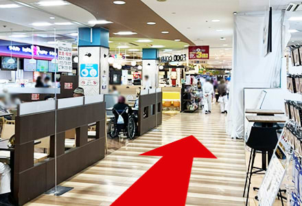 直進し、スマホショップとフードコートの間の通路を右折すると、右手に店舗が見えてまいります。
