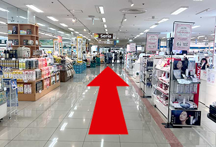 店内に入ったら、直進して南館にお進みください。<br />
セリアへの案内看板が目印です。