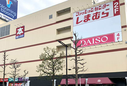 あきるのプレイスの突き当りを左にお進みください。