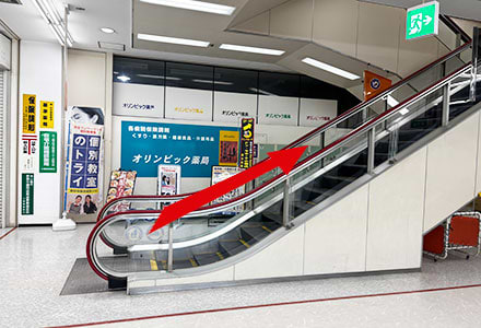 入ってすぐ、目の前のエスカレーターで２階にあがります。