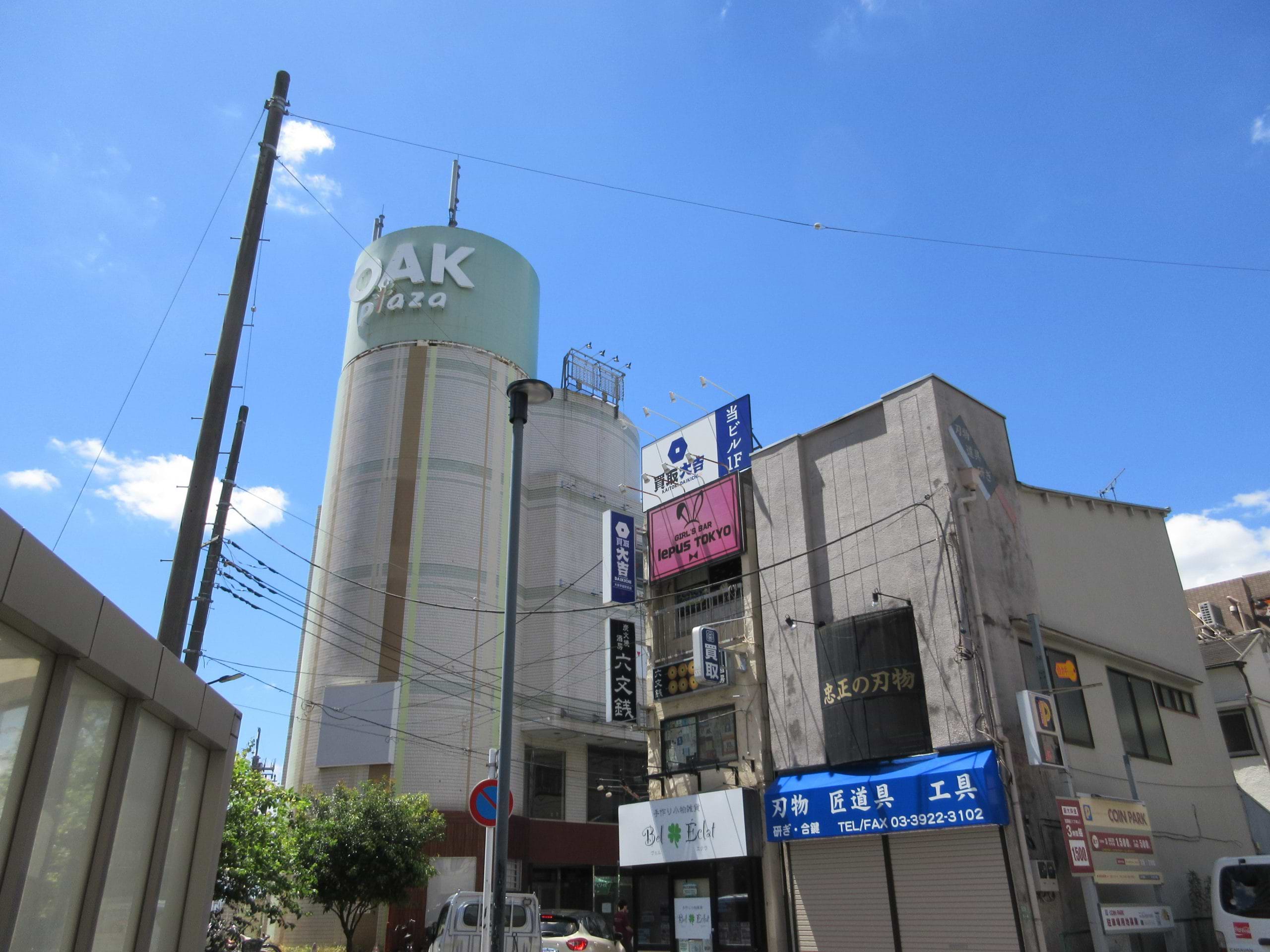 この建物の向かいになります