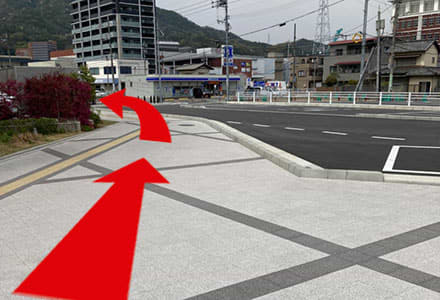 点字ブロックに沿って、ローソン方面へお進みください。