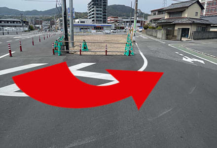 そのままU字状の道を道なりに進みます。