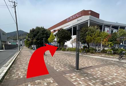 さらに進むと「専門店街」の標識がありますので、そちらを右へ曲がります。