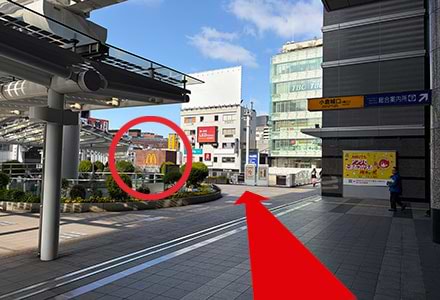 マクドナルドの建物を目指して左斜め方向へ進みます。