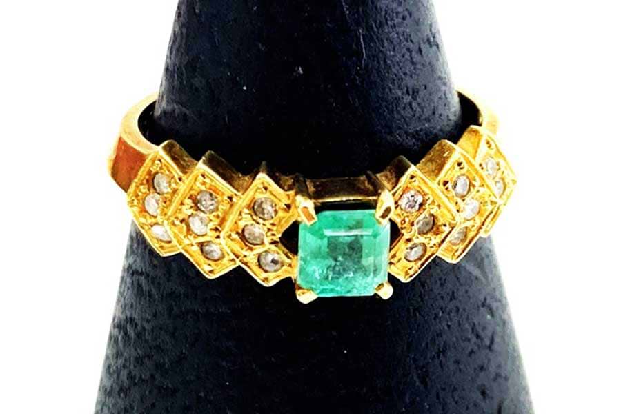 K18×ダイヤモンド×エメラルドリング E0.26 MD0.1ct