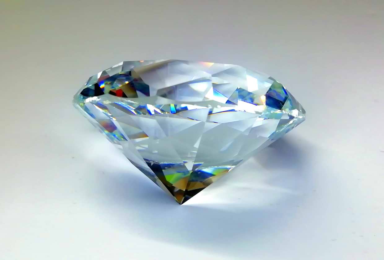 ダイヤモンドを砕くには？世界一硬い宝石、ダイヤモンドが欠ける理由とは？ ｜最新相場で高価買取なら『大吉』