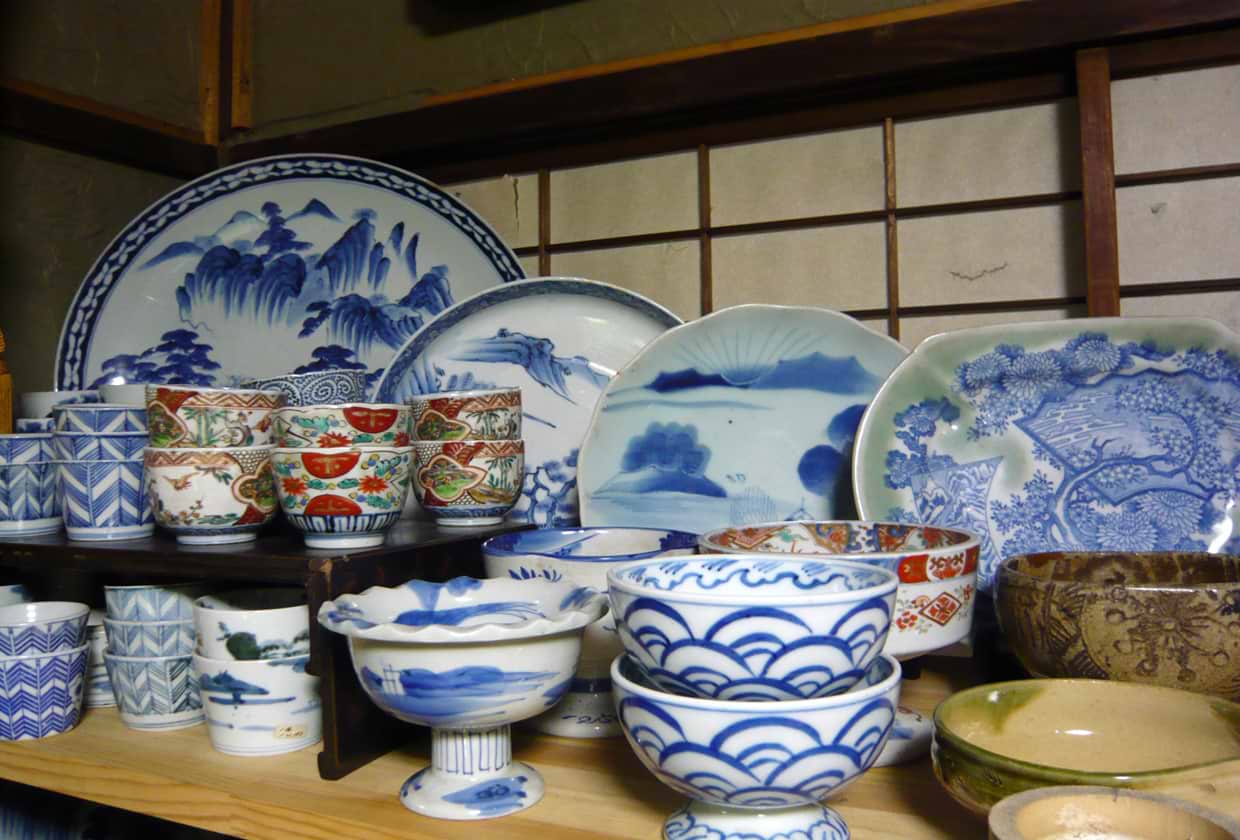 柿右衛門の皿といえば左右非対称の柿右衛門様式 ｜最新相場で高価買取 