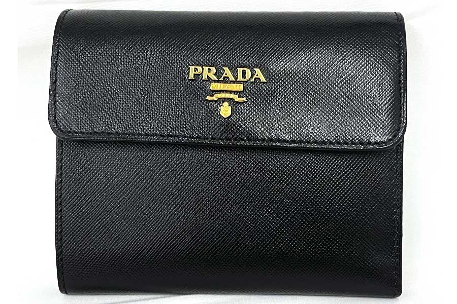 プラダ 二つ折り財布