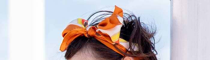 エルメスのスカーフ「ツイリー」の使い方・巻き方｜特徴・種類・人気  