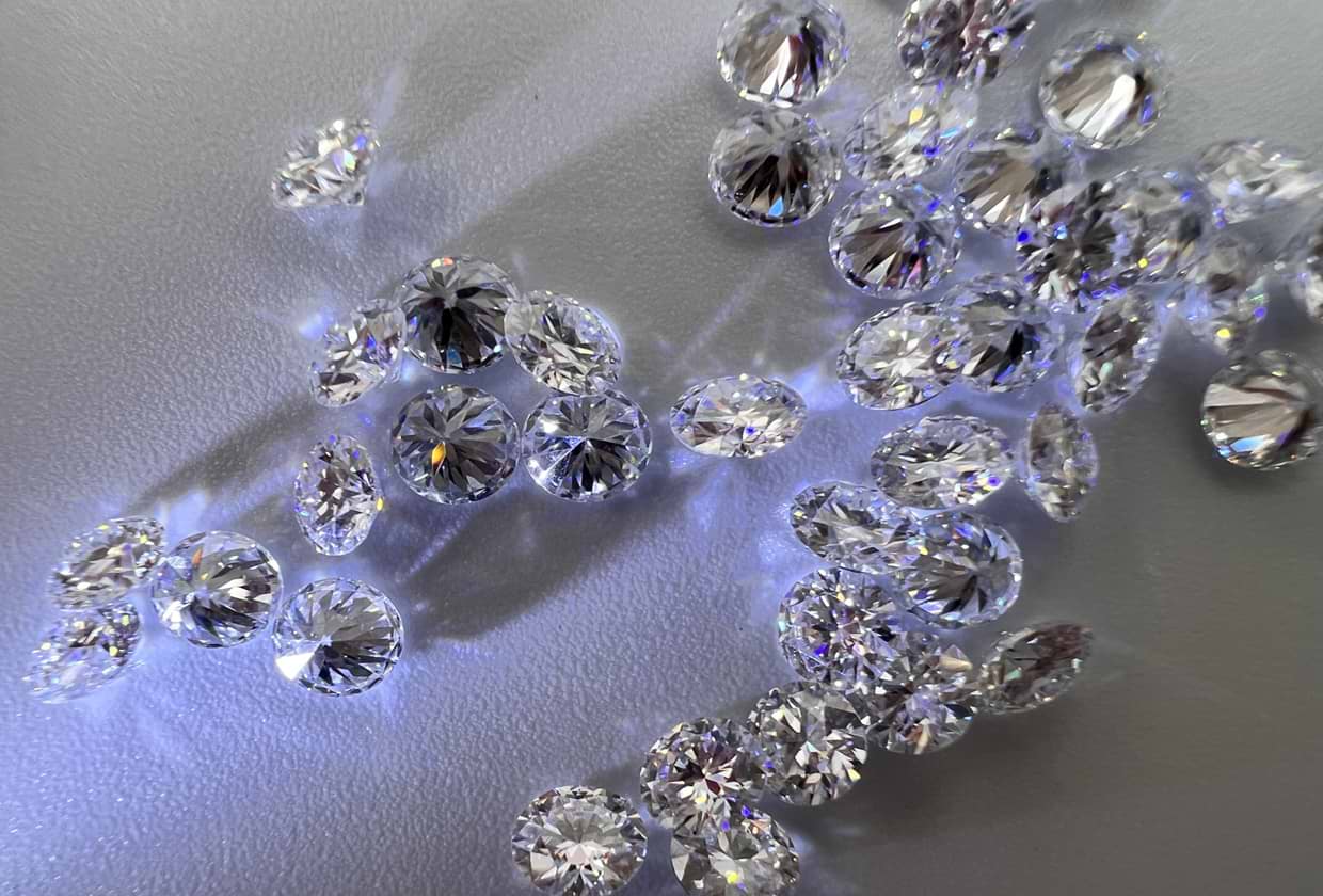 ダイヤモンドの蛍光性の強さは価値に影響する？特徴や7種類の色調 