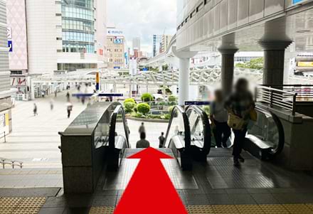 エスカレーターで1階へ向かいます。