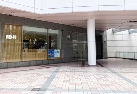 武田メガネさん横の入口から施設にお入りください。