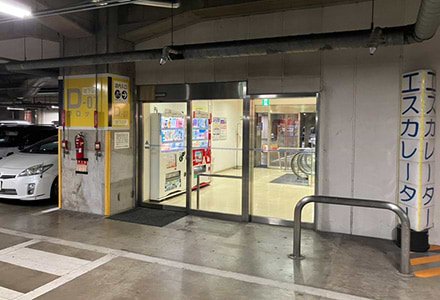 地下駐車場よりエスカレーターで1階を目指します。