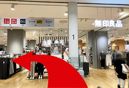 エスカレーター降りたらすぐに左折します。