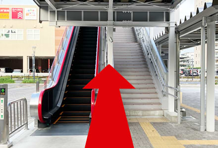 エスカレーターがございますので上へお進みください。