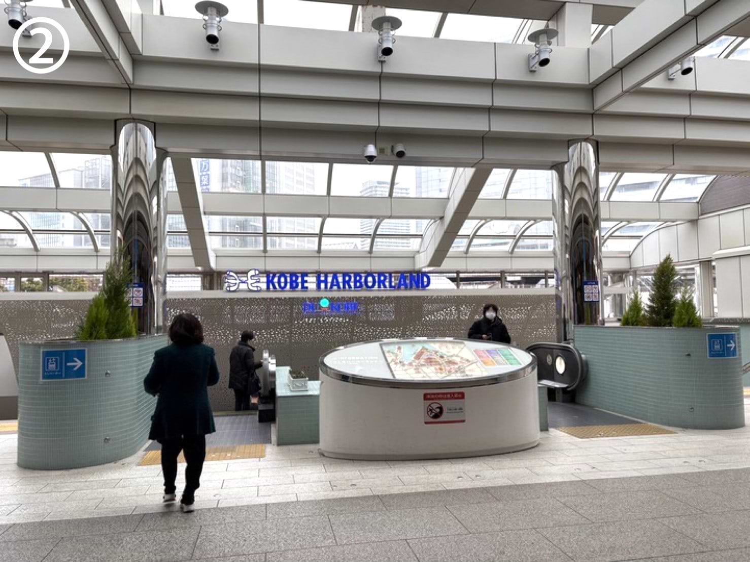 ハーバーランドへ向かうエスカレーターで降ります