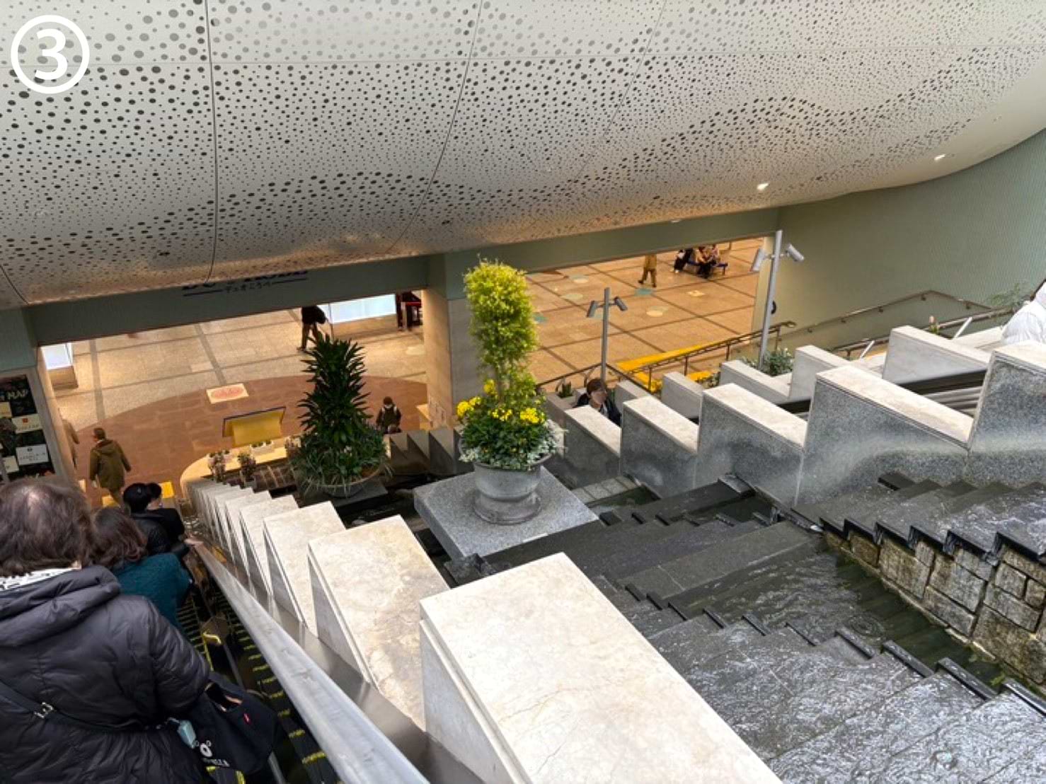 長いエスカレーターの横に水が流れています