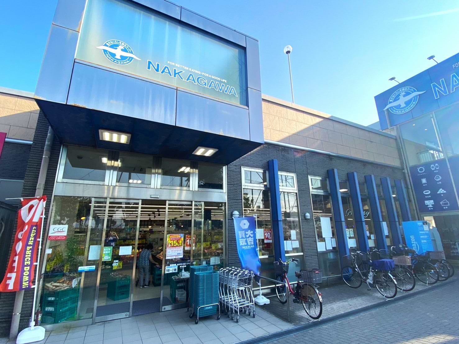 スーパーストアナカガワ東香里店の正面入口です。こちらから入り、右手に進むと当店がございます