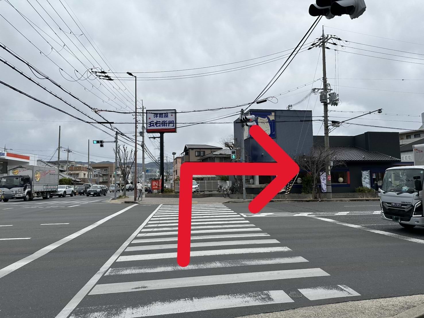 横断後、右折し250ｍ程直進します