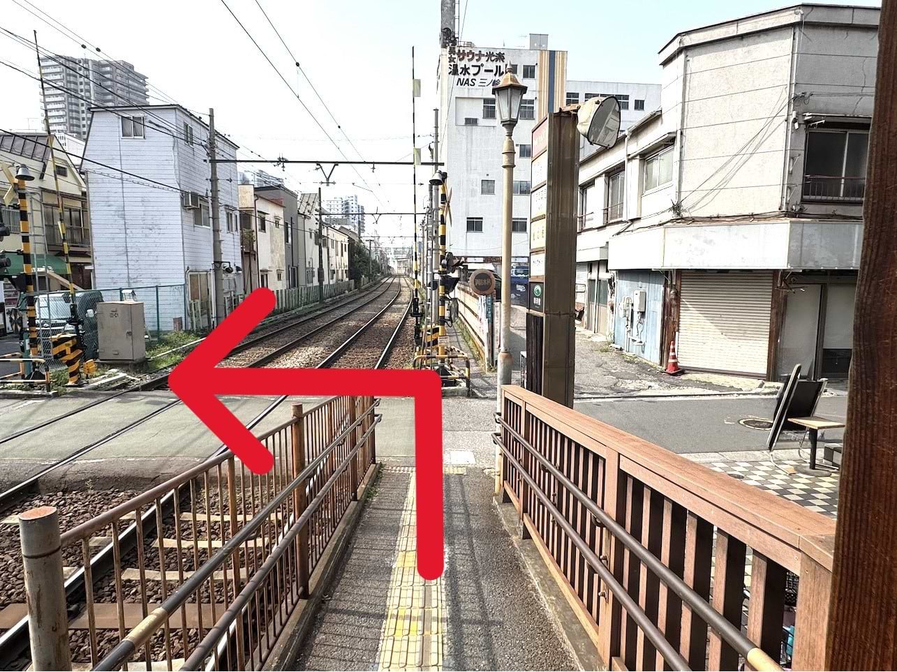 駅を出たら踏切をすぐ左折します