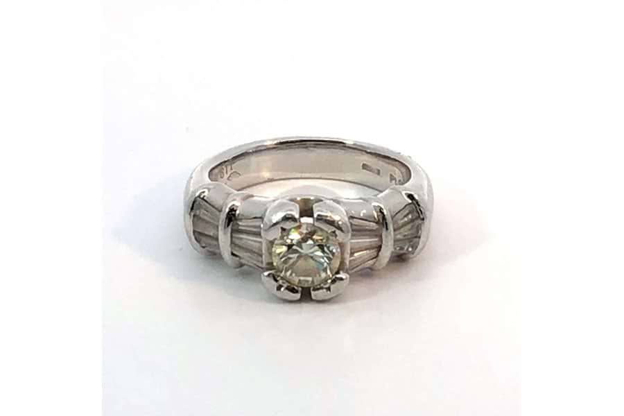 リング Pt900 約13号 ダイヤ0.447ct ダイヤ0.20ct 緑色石0.13ct リング Pt900 約13号 ダイヤ0.447ct ダイヤ0.20ct 緑色石0.13ct