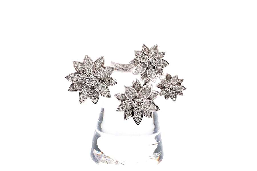 ヴァン クリーフ&アーペル ロータス アントレ レ ドア 4フラワー リング Au750 #51/約11号