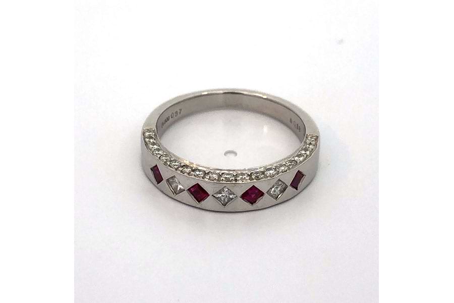 リング Pt900 約15号 赤色石0.37ct ダイヤ0.58ct の買取実績