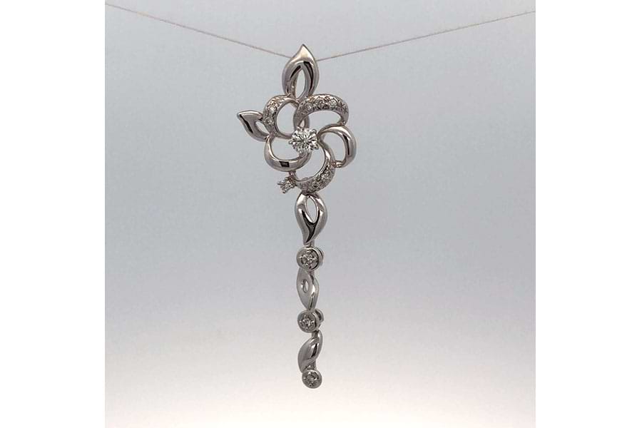 タサキ ネックレストップ K18WG ダイヤ0.23/0.11ct の買取実績 タサキ ネックレストップ K18WG ダイヤ0.23/0.11ct の買取実績