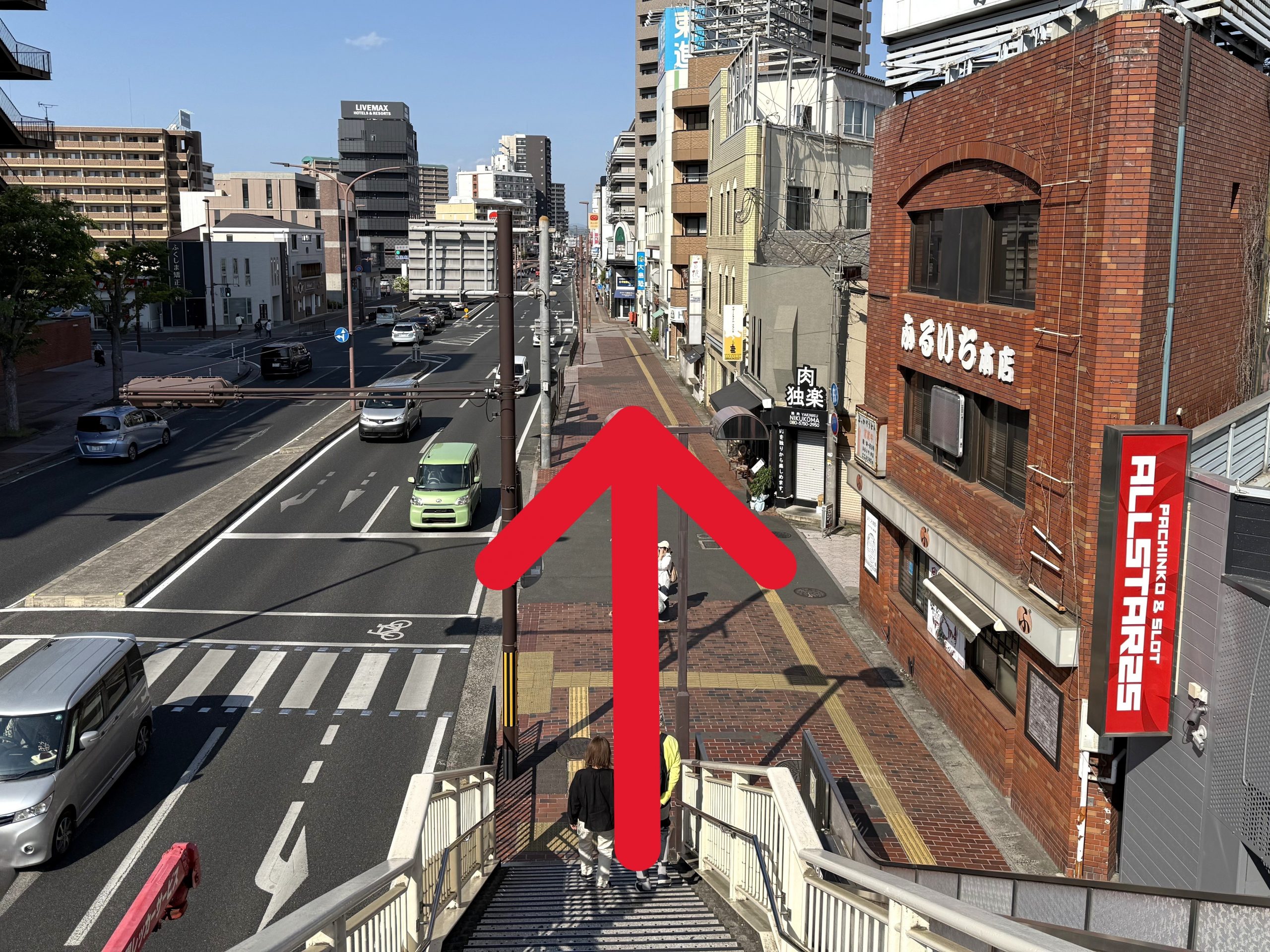 歩道橋を降りて、そのまま60m程直進すると右手に当店がございます