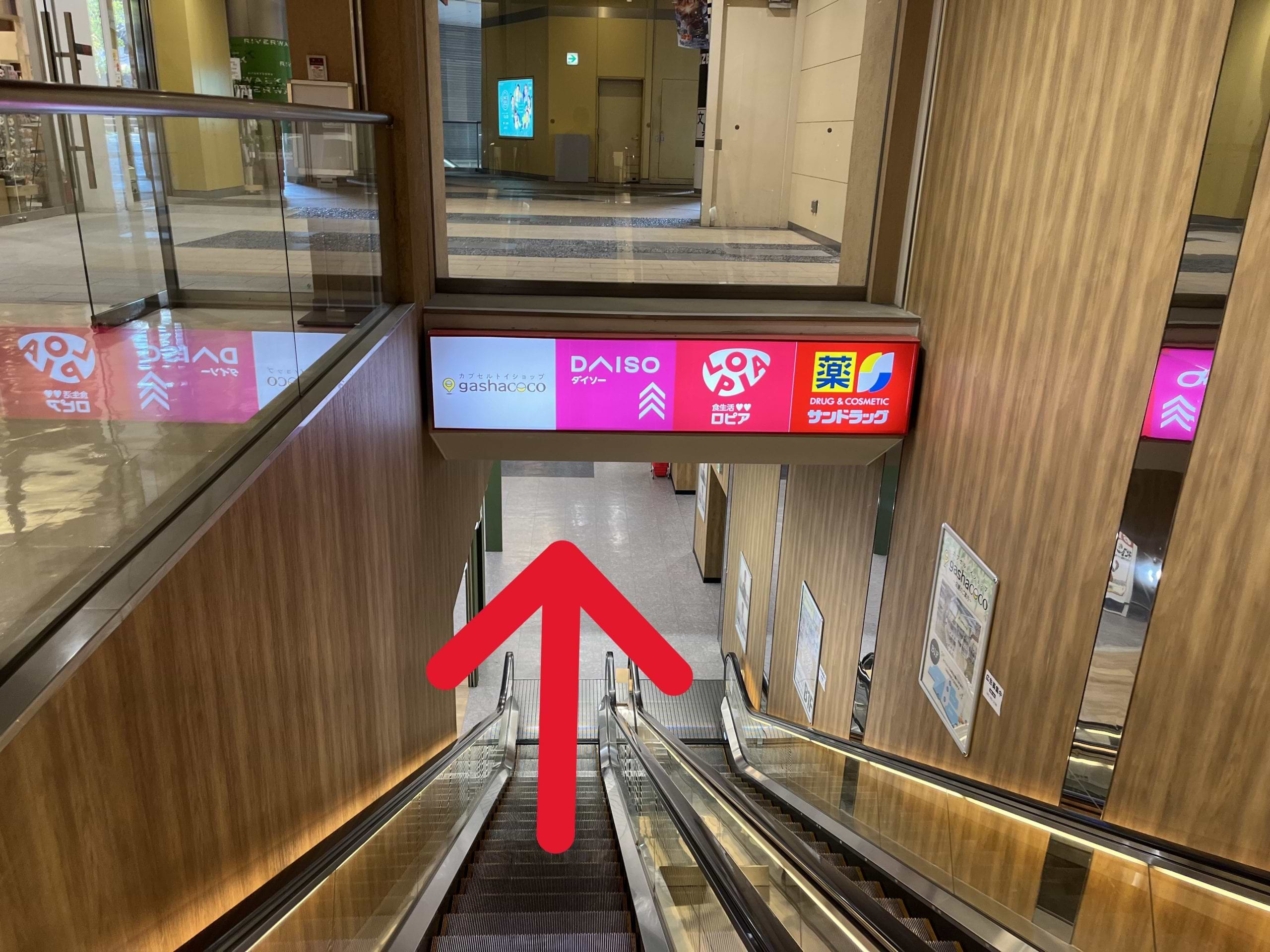 エスカレーターで地下に降りたら、ロピア 北九州リバーウォーク店のすぐ近くに当店がございます