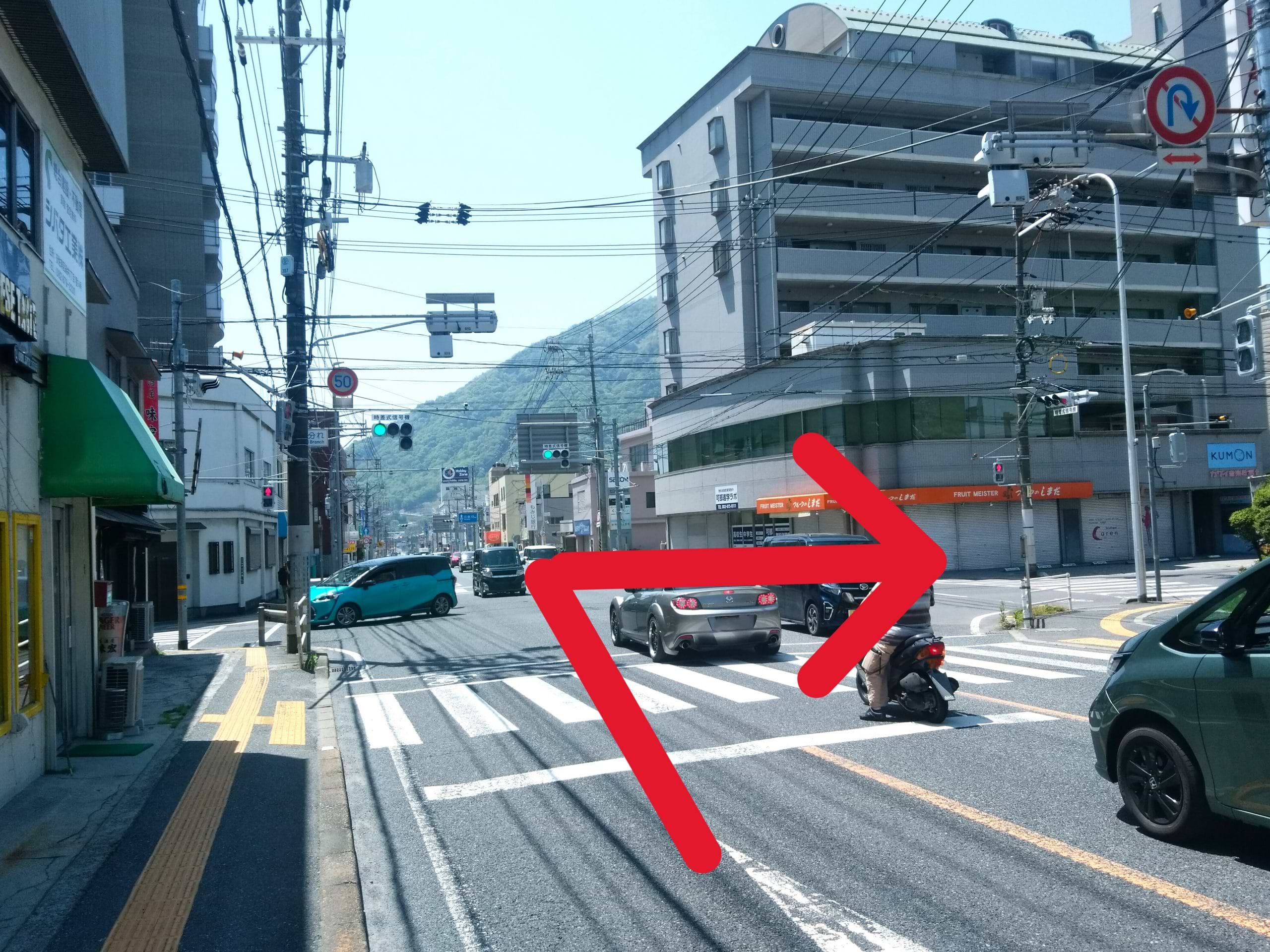 左折して60ｍ程直進し、191号分れ交差点を右折します