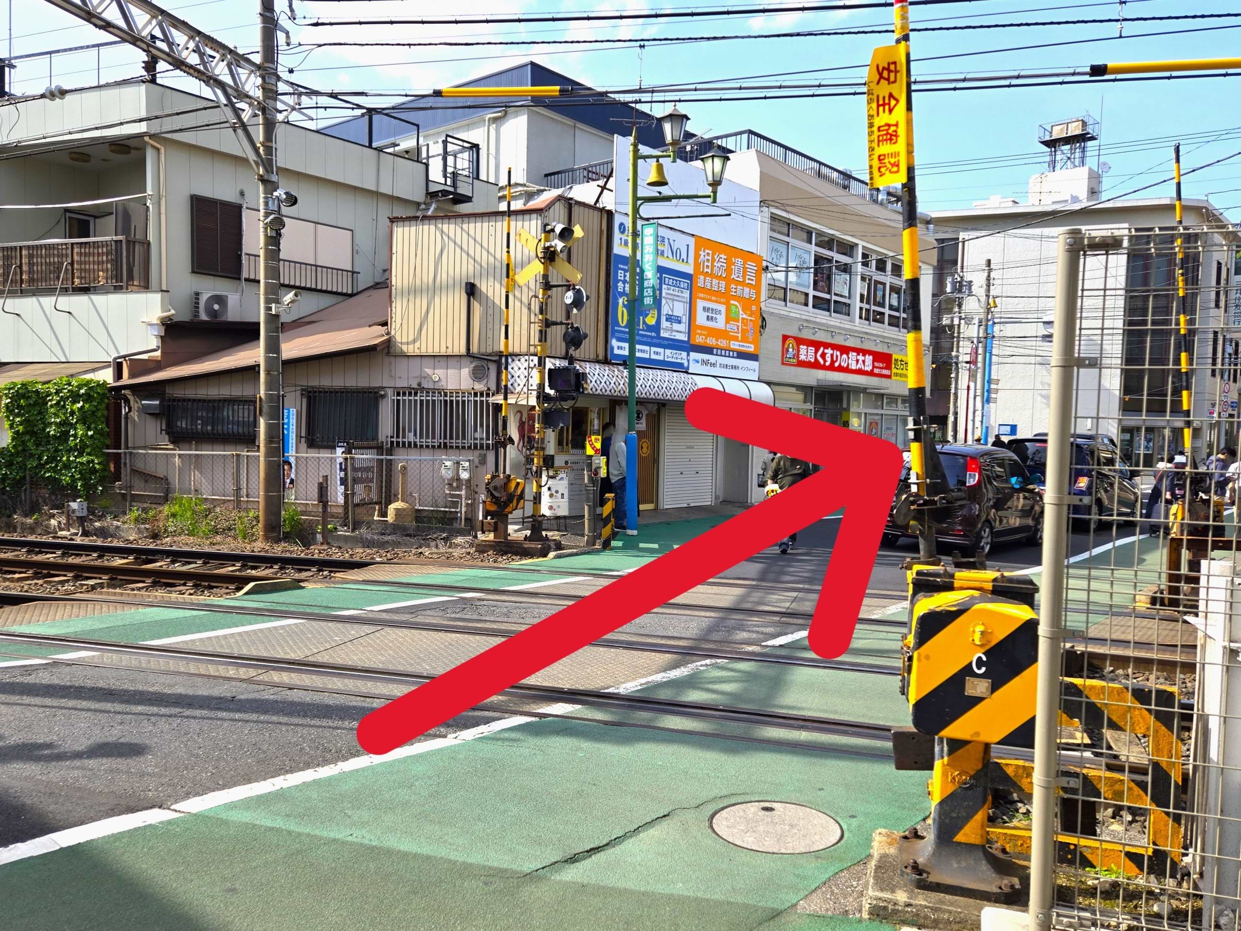 京成上野・押上方面改札口を出て、右折し線路を渡ります。渡ると、右手に成田空港方面改札口がございます