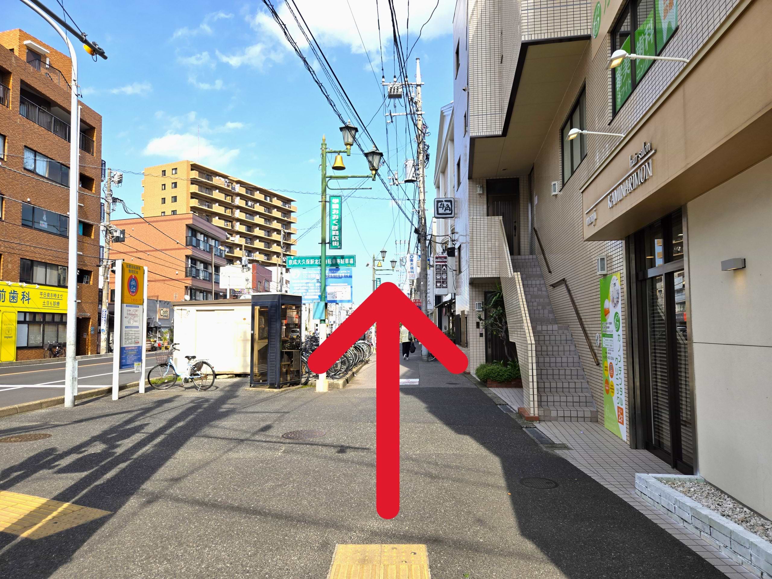 そのまま60ｍ程直進すると、右手に当店がございます