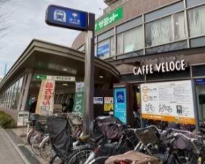 練馬春日町駅A3出口を出て、駅ビルスーパーサミットを左手にして直進します