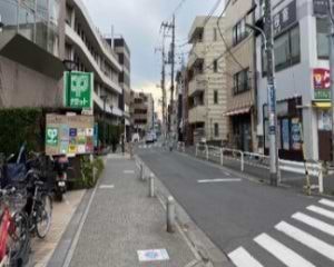 駅を背に直進下さい