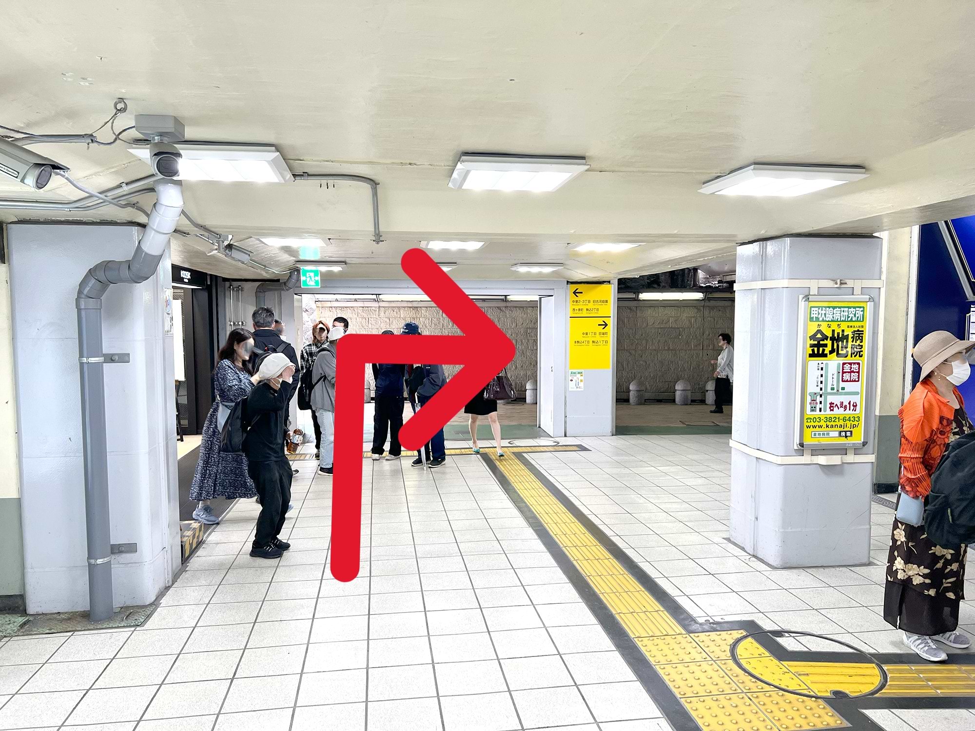 駅東口の改札を出ます