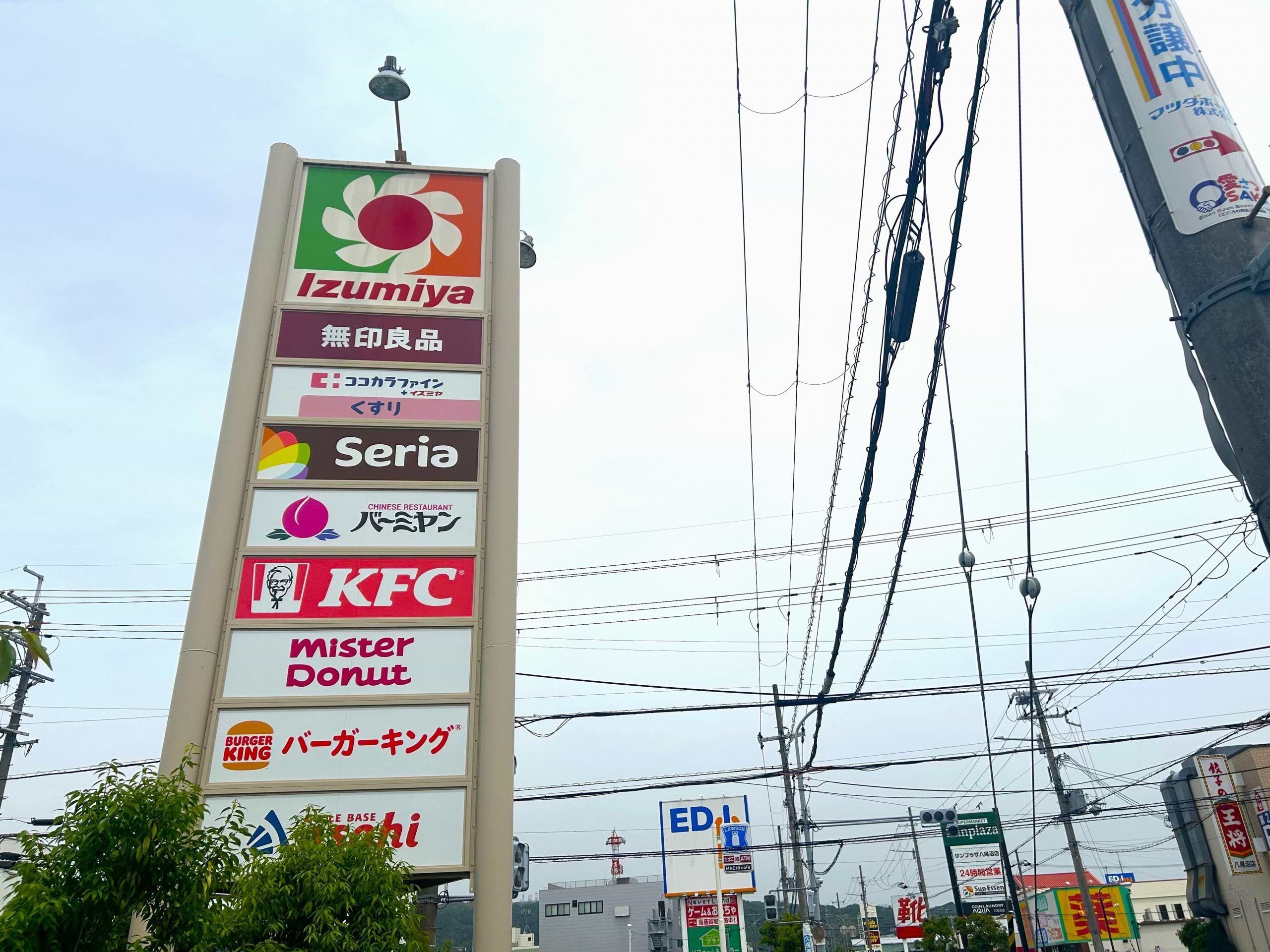 イズミヤの看板がある交差点まで来たら、看板の斜向かいまで横断歩道を渡ります