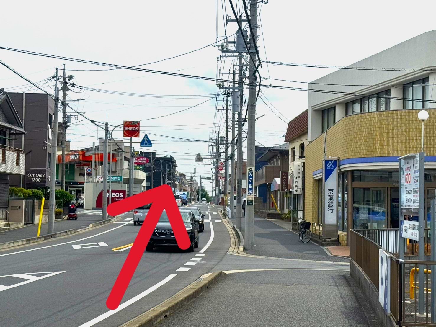 京葉銀行 矢切支店を右手に150ｍ程直進します。リブレ京成 三矢小台店の入口右側に当店がございます
