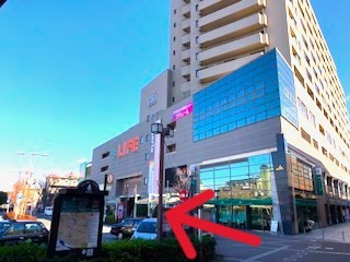 北口から出ると、すぐ右手にライフ府中中河原店がございます
