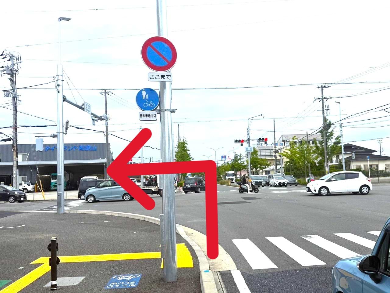 和歌山県立和歌山工業高等学校を通過し、西浜交差点を左折します