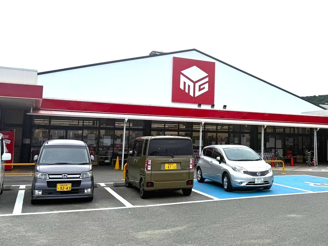 マツゲン西浜店の右側、クリーニングのフランス屋 松源西浜店の隣に当店がございます