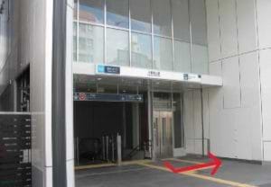 青梅街道を左へ直進します