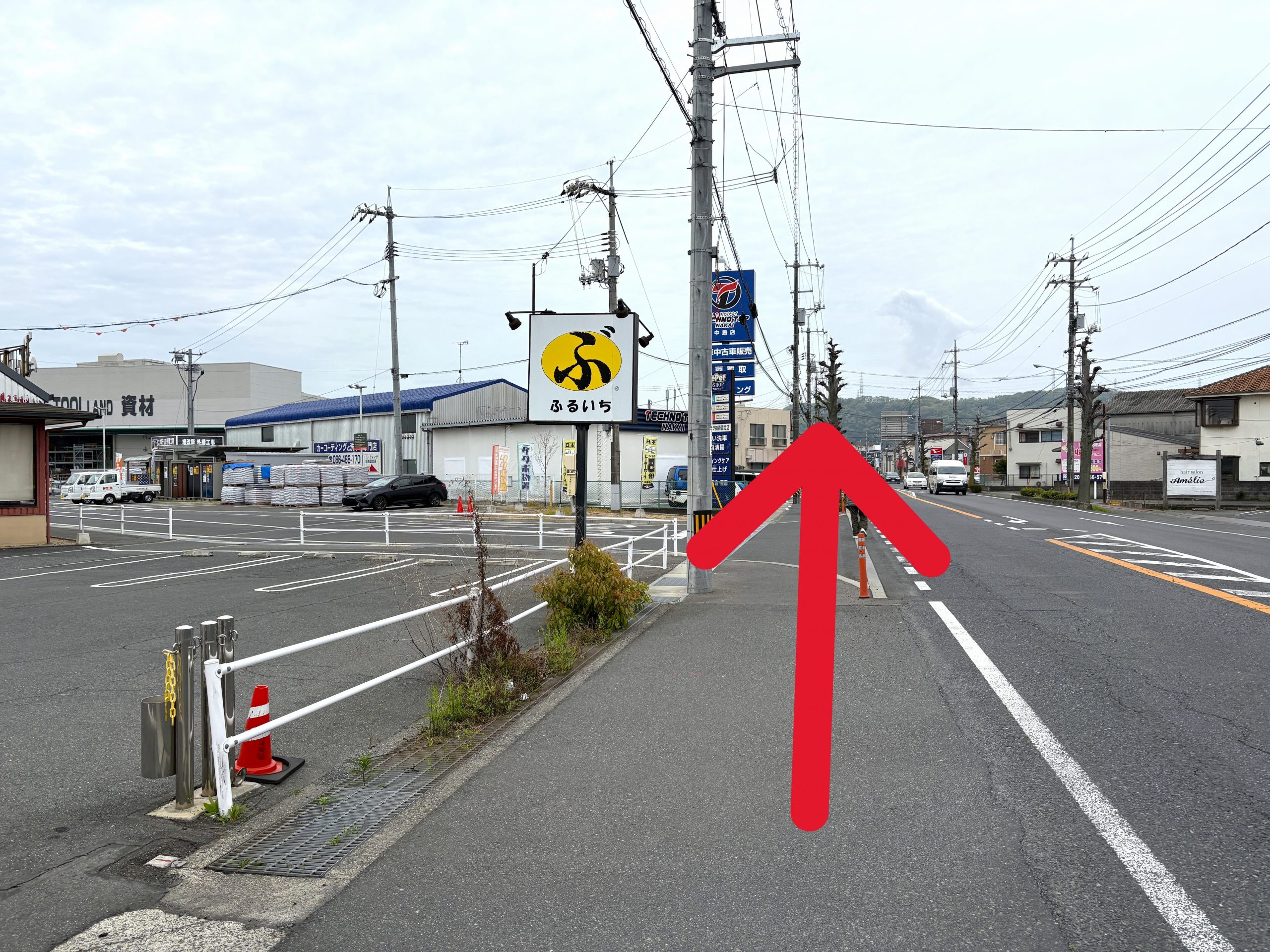 マルナカ中島店を背に、左折し300ｍ程直進します