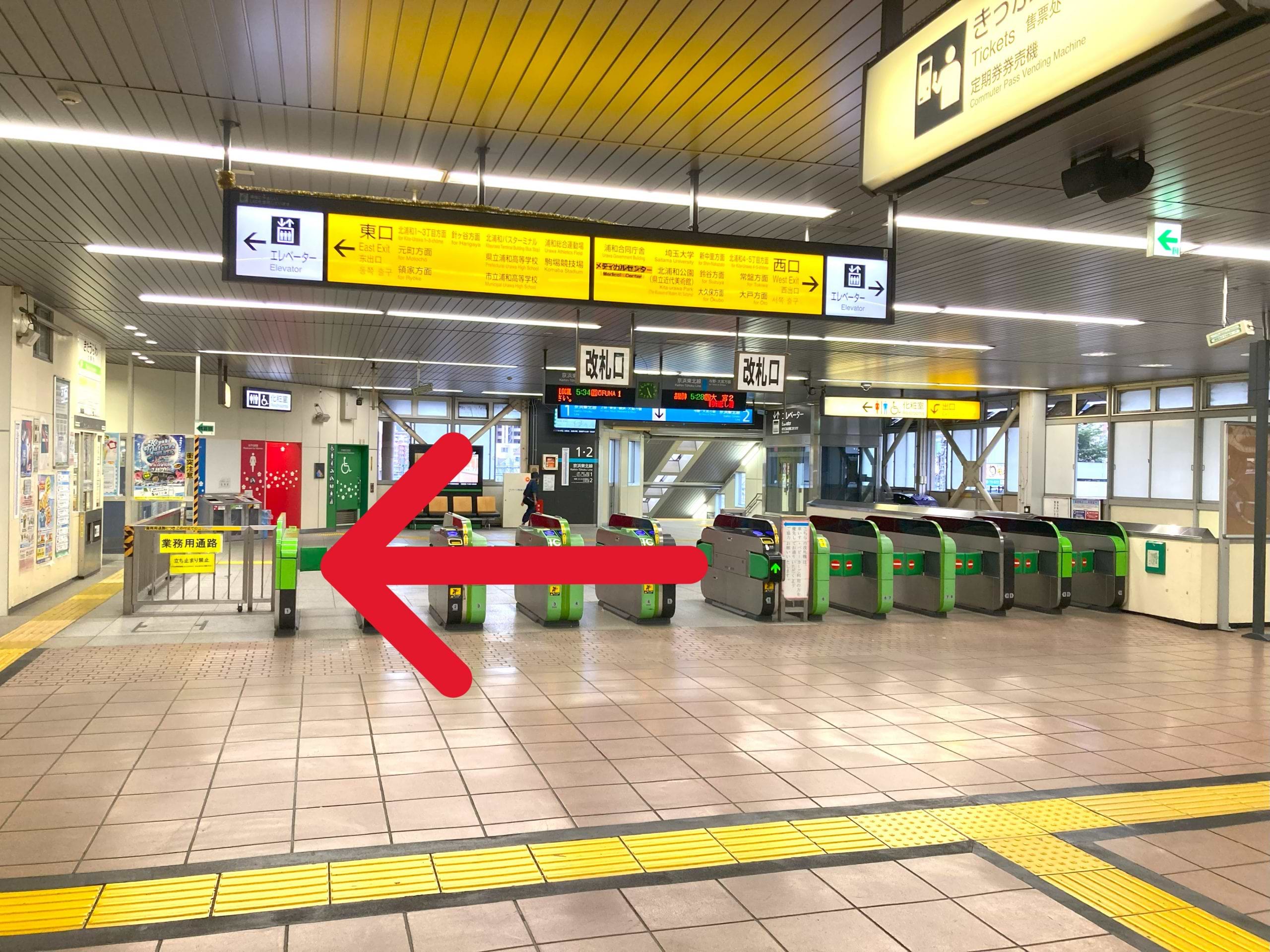 駅改札を出て、東口に進みます