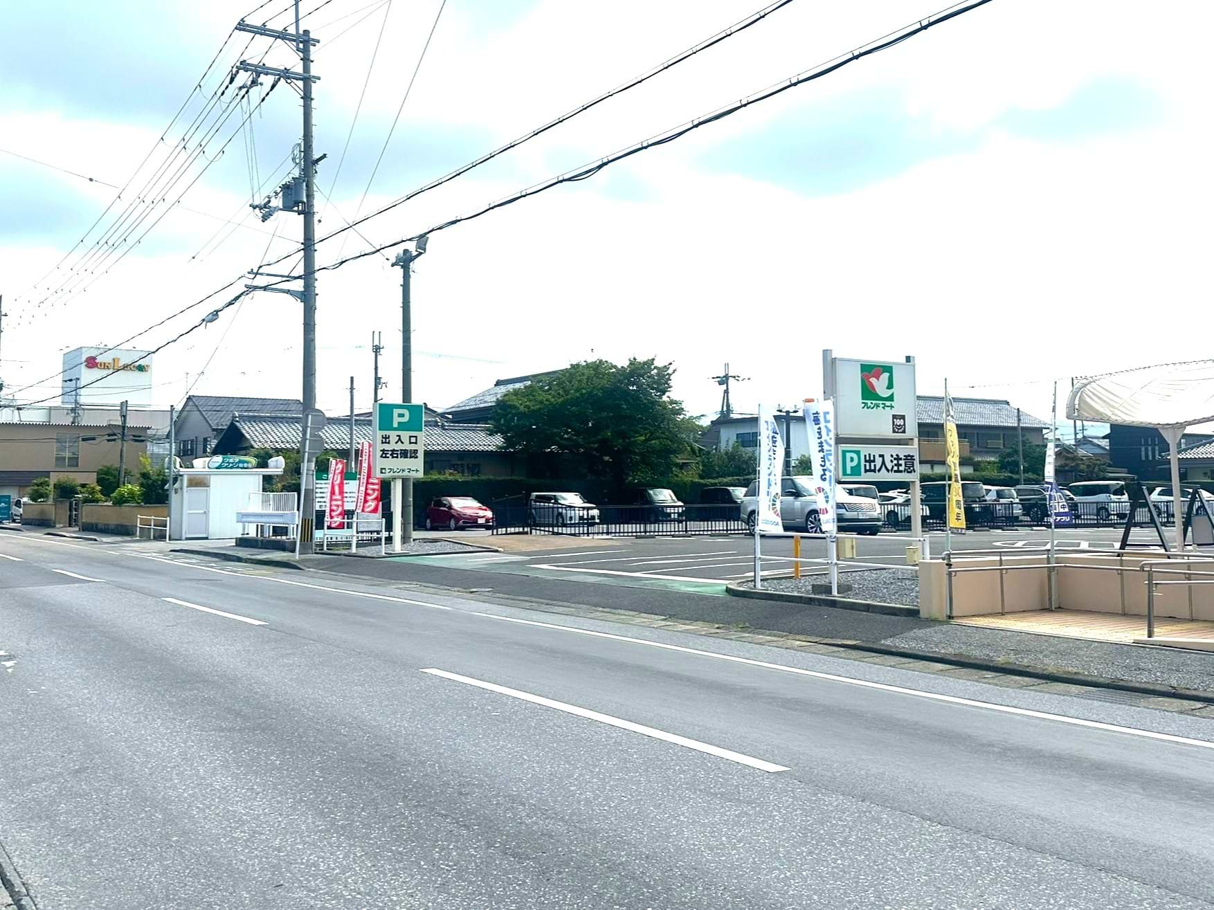 バスでお越しの際は、小泉バス停より降りると道向かい側、右手にフレンドマート彦根小泉店がございます。お車でお越しの際は、施設専用駐車場をご利用ください